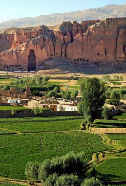 Orta Afganistan 'da Bamyan (Bamiyan). Bu Bamyan (Bamiyan) Vadisi 'nin tepesindeki büyük Buda oyuğunu gösteren bir manzara. Buda 'lar Taliban tarafından yok edildi. UNESCO bölgesi Afganistan