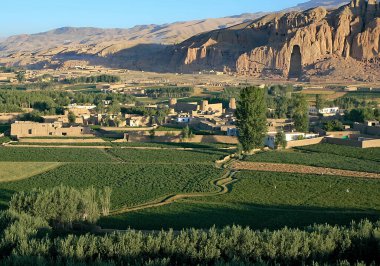 Orta Afganistan 'da Bamyan (Bamiyan). Bu Bamyan (Bamiyan) Vadisi 'nin tepesindeki büyük Buda oyuğunu gösteren bir manzara. Buda 'lar Taliban tarafından yok edildi. UNESCO bölgesi Afganistan