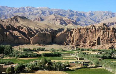 Orta Afganistan 'da Bamyan (Bamiyan). Bu Bamyan (Bamiyan) Vadisi 'nin tepesindeki küçük Buda oyuğunu gösteren bir manzara. Buda 'lar Taliban tarafından yok edildi. UNESCO bölgesi Afganistan