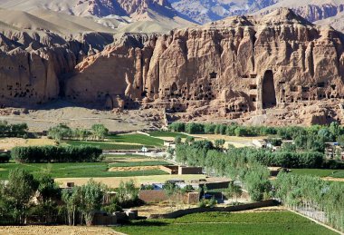 Orta Afganistan 'da Bamyan (Bamiyan). Bu Bamyan (Bamiyan) Vadisi 'nin tepesindeki küçük Buda oyuğunu gösteren bir manzara. Buda 'lar Taliban tarafından yok edildi. UNESCO bölgesi Afganistan