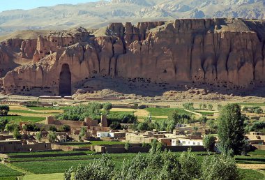 Orta Afganistan 'da Bamyan (Bamiyan). Bu Bamyan (Bamiyan) Vadisi 'nin tepesindeki büyük Buda oyuğunu gösteren bir manzara. Buda 'lar Taliban tarafından yok edildi. UNESCO bölgesi Afganistan