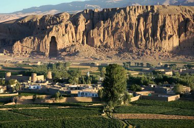 Orta Afganistan 'da Bamyan (Bamiyan). Bu Bamyan (Bamiyan) Vadisi 'nin tepesindeki büyük Buda oyuğunu gösteren bir manzara. Buda 'lar Taliban tarafından yok edildi. UNESCO bölgesi Afganistan