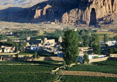 Orta Afganistan 'da Bamyan (Bamiyan). Bu Bamyan (Bamiyan) Vadisi 'nin tepesindeki büyük Buda oyuğunu gösteren bir manzara. Buda 'lar Taliban tarafından yok edildi. UNESCO bölgesi Afganistan