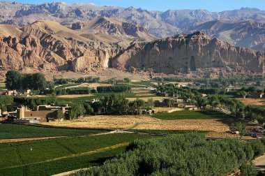 Orta Afganistan 'da Bamyan (Bamiyan). Bu Bamyan (Bamiyan) Vadisi 'nin tepesindeki küçük Buda oyuğunu gösteren bir manzara. Buda 'lar Taliban tarafından yok edildi. UNESCO bölgesi Afganistan