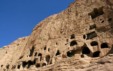Afganistan 'da Bamyan (Bamiyan) yakınlarındaki kayalıklarda mağaralar. Yerel Afgan halkı hala mağaralarda yaşıyor. Mağaralar Bamyan (Bamiyan) Buda 'larının durduğu kayalıklarda. UNESCO bölgesi Afganistan.