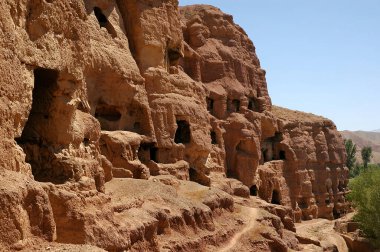 Afganistan 'da Bamyan (Bamiyan) yakınlarındaki kayalıklarda mağaralar. Yerel Afgan halkı hala mağaralarda yaşıyor. Mağaralar Bamyan (Bamiyan) Buda 'larının durduğu kayalıklarda. UNESCO bölgesi Afganistan.