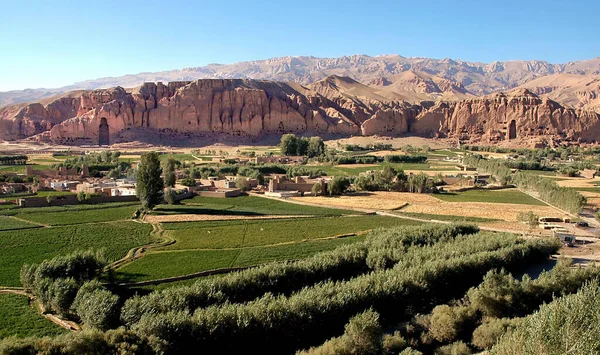 Orta Afganistan 'da Bamyan (Bamiyan). Bu, Bamyan (Bamiyan) Vadisi 'nin tepesindeki Buda oyuklarını gösteren bir manzara. Buda 'lar Taliban tarafından yok edildi. UNESCO bölgesi Afganistan