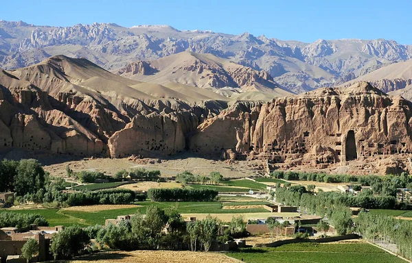 Orta Afganistan 'da Bamyan (Bamiyan). Bu Bamyan (Bamiyan) Vadisi 'nin tepesindeki küçük Buda oyuğunu gösteren bir manzara. Buda 'lar Taliban tarafından yok edildi. UNESCO bölgesi Afganistan