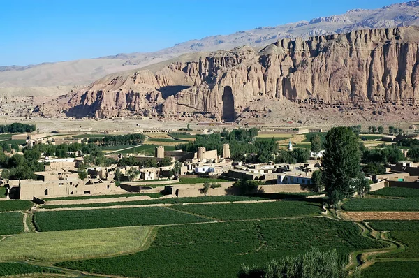 Orta Afganistan 'da Bamyan (Bamiyan). Bu Bamyan (Bamiyan) Vadisi 'nin tepesindeki büyük Buda oyuğunu gösteren bir manzara. Buda 'lar Taliban tarafından yok edildi. UNESCO bölgesi Afganistan