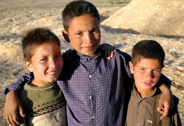 Orta Afganistan 'da Bamyan (Bamiyan). Bamyan 'da bir çiftlikte üç genç çocuk (Bamiyan). Çalışan çocuklar, Bamyan (Bamiyan) Afganistan. Afgan çocuklar, Afgan çocuklar, Bamiyan, Afganistan