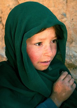 Orta Afganistan 'da Bamyan (Bamiyan). Bu zavallı kız Afganistan 'daki Bamyan (Bamiyan) mağaralarında yaşıyor. Afganistan 'daki Bamyan (Bamiyan) Buda yakınlarındaki kayalıklarda yaşayan bir mağara sakini.