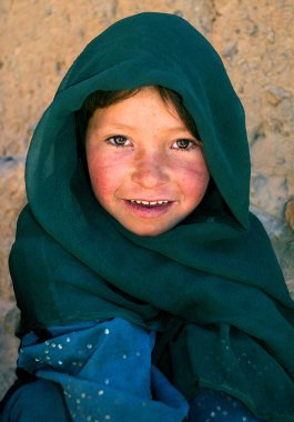 Orta Afganistan 'da Bamyan (Bamiyan). Bu zavallı kız Afganistan 'daki Bamyan (Bamiyan) mağaralarında yaşıyor. Afganistan 'daki Bamyan (Bamiyan) Buda yakınlarındaki kayalıklarda yaşayan bir mağara sakini.
