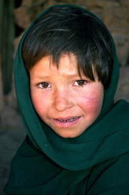 Orta Afganistan 'da Bamyan (Bamiyan). Bu zavallı kız Afganistan 'daki Bamyan (Bamiyan) mağaralarında yaşıyor. Afganistan 'daki Bamyan (Bamiyan) Buda yakınlarındaki kayalıklarda yaşayan bir mağara sakini.