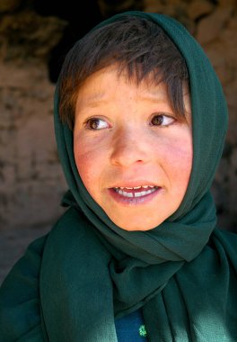 Orta Afganistan 'da Bamyan (Bamiyan). Bu zavallı kız Afganistan 'daki Bamyan (Bamiyan) mağaralarında yaşıyor. Afganistan 'daki Bamyan (Bamiyan) Buda yakınlarındaki kayalıklarda yaşayan bir mağara sakini.