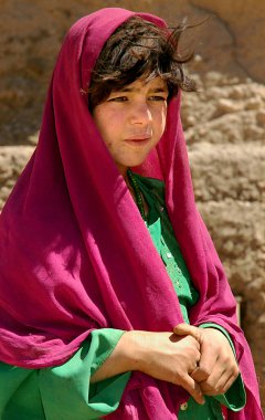 Orta Afganistan 'da Bamyan (Bamiyan). Afganistan 'daki Bamyan (Bamiyan) kayalıkların önünde genç bir kadın. Afganistan 'daki Bamyan (Bamiyan) Buddha' larına yakın yerel elbiseli bir kız.