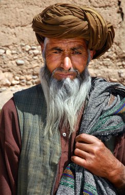Orta Afganistan 'da Bamyan (Bamiyan). Bamyan (Bamiyan), Afganistan 'da uzun gri sakallı yaşlı bir Afgan. Bu Afgan adam Afganistan 'daki Bamyan (Bamiyan) Buda' lara yakın.