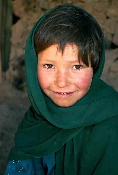 Bamyan Bamiyan Central Afghanistan Poor Girl Lives Caves Bamyan Bamiyan — Stock Photo, Image