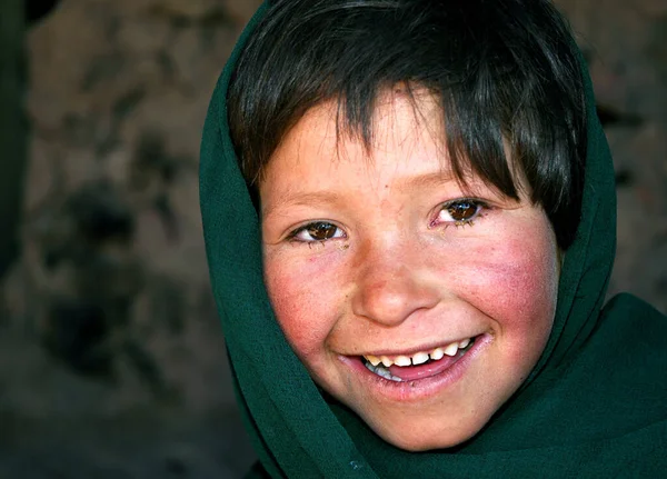 阿富汗中部的巴米扬 巴米扬 这个可怜的女孩住在阿富汗巴米扬的山洞里 阿富汗巴米扬佛陀附近悬崖上的一个洞穴居民 — 图库照片
