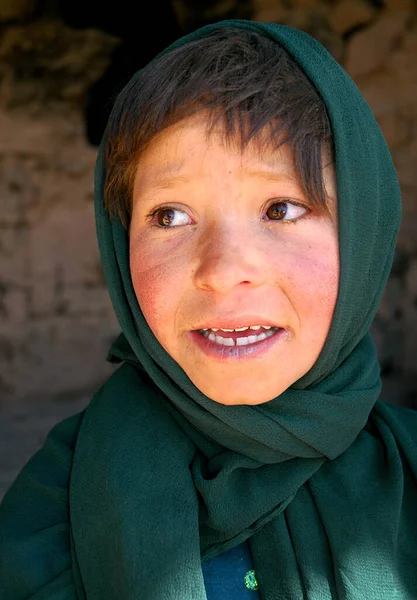 Bamyan Bamiyan Afeganistão Central Esta Pobre Menina Vive Nas Cavernas — Fotografia de Stock