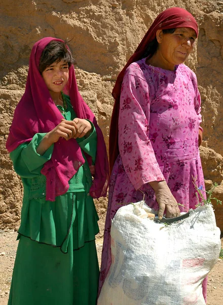 아프가니스탄 중부의 아프가니스탄의 바미얀 앞에서 여자와 아프가니스탄 부처와 가까운 사람들 — 스톡 사진
