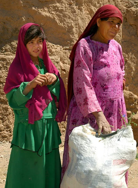 Bamyan Bamiyan Zentralafghanistan Eine Frau Und Ein Junges Mädchen Vor — Stockfoto