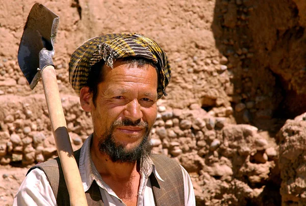 Bamyan Bamiyan Közép Afganisztánban Egy Férfi Hord Egy Ásót Miközben — Stock Fotó
