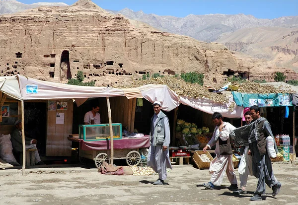 阿富汗中部的巴米扬 巴米扬 在阿富汗巴米扬 巴米扬 一群人沿街行走 市场摊位和巴米扬 巴米扬 小佛利基身后 阿富汗 — 图库照片