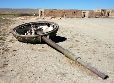 Bamyan (Bamiyan), Orta Afganistan. Yok edilmiş bir tanktan bir kule. Afganistan savaşını hatırlatıyor. Bamyan yakınlarında Afgan savaşından kalma pek çok terk edilmiş tank ve silah bulunmaktadır (Bamiyan).