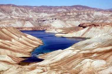 Merkez Afganistan 'da Bamyan (Bamiyan) yakınlarındaki Band-e Amir gölleri. Amir grubu Afganistan 'daki ilk milli parktı. Bu, Afganistan 'daki Band e Amir' e giden yolun manzarası..