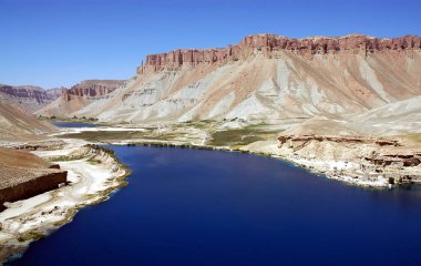 Merkez Afganistan 'da Bamyan (Bamiyan) yakınlarındaki Band-e Amir gölleri. Bando Amir Ulusal Parkı 'ndaki mavi göller travertin barajları tarafından oluşturulmuştur. Travertine duvarı, göl ve dağlar, Band e Amir, Afganistan