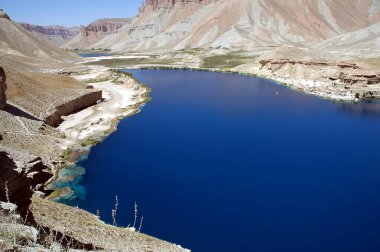 Merkez Afganistan 'da Bamyan (Bamiyan) yakınlarındaki Band-e Amir gölleri. Bando Amir Ulusal Parkı 'ndaki mavi göller travertin barajları tarafından oluşturulmuştur. Travertine duvarı, göl ve dağlar, Band e Amir, Afganistan