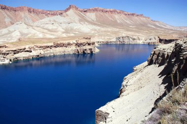Merkez Afganistan 'da Bamyan (Bamiyan) yakınlarındaki Band-e Amir gölleri. Amir grubu Afganistan 'daki ilk milli parktı. Bu, Hindu Kush 'taki Band e Amir' deki en büyük doğal mavi göldür..