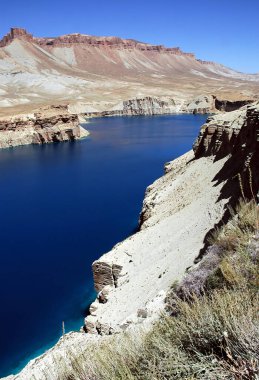 Merkez Afganistan 'da Bamyan (Bamiyan) yakınlarındaki Band-e Amir gölleri. Amir grubu Afganistan 'daki ilk milli parktı. Bu, Hindu Kush 'taki Band e Amir' deki en büyük doğal mavi göldür..