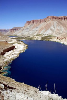 Merkez Afganistan 'da Bamyan (Bamiyan) yakınlarındaki Band-e Amir gölleri. Bando Amir Ulusal Parkı 'ndaki mavi göller travertin barajları tarafından oluşturulmuştur. Travertine duvarı, göl ve dağlar, Band e Amir, Afganistan