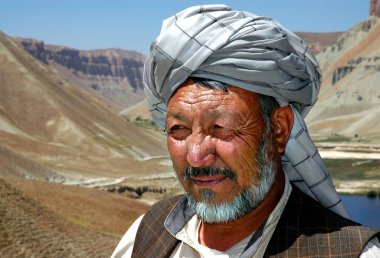 Band-e Amir, Bamyan (Bamiyan), Afganistan. Orta Afganistan 'daki Band-e Amir göllerinde türban takan bir Afgan. Amir grubu Afganistan 'daki ilk milli parktı..