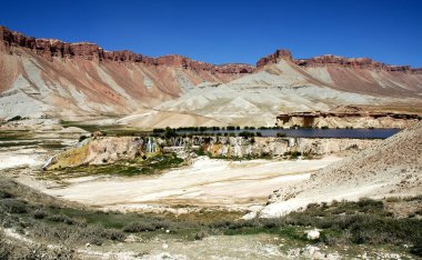 Merkez Afganistan 'da Bamyan (Bamiyan) yakınlarındaki Band-e Amir gölleri. Bando Amir Ulusal Parkı 'ndaki mavi göller travertin barajları tarafından oluşturulmuştur. Band e Amir, Afganistan 'da traverten duvarı görünüyor..