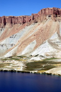 Merkez Afganistan 'da Bamyan (Bamiyan) yakınlarındaki Band-e Amir gölleri. Amir grubu Afganistan 'daki ilk milli parktı. Band e Amir 'de, arkasında kızıl Hindu dağları olan doğal mavi bir göl..