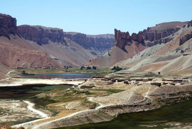 Merkez Afganistan 'da Bamyan (Bamiyan) yakınlarındaki Band-e Amir gölleri. Amir grubu Afganistan 'daki ilk milli parktı. Afganistan 'daki Band e Amir göllerinin yakınındaki kızıl Hindu Kush dağlarının manzarası..