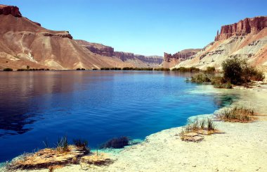 Merkez Afganistan 'da Bamyan (Bamiyan) yakınlarındaki Band-e Amir gölleri. Amir grubu Afganistan 'daki ilk milli parktı. Bando ve Amir Afganistan 'daki doğal mavi bir gölün kıyısından sazlıklar görünüyor.