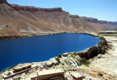 Merkez Afganistan 'da Bamyan (Bamiyan) yakınlarındaki Band-e Amir gölleri. Amir grubu Afganistan 'daki ilk milli parktı. Doğal mavi göller travertin barajları tarafından oluşturulur. Çapraz duvar manzarası.