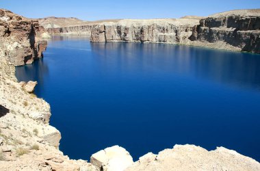 Merkez Afganistan 'da Bamyan (Bamiyan) yakınlarındaki Band-e Amir gölleri. Amir grubu Afganistan 'daki ilk milli parktı. Bu, Hindu Kush 'taki Band e Amir' deki en büyük doğal mavi göldür..