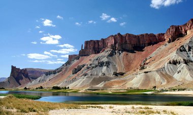 Merkez Afganistan 'da Bamyan (Bamiyan) yakınlarındaki Band-e Amir gölleri. Amir grubu Afganistan 'daki ilk milli parktı. Afganistan 'daki Band e Amir göllerinin yakınındaki kızıl Hindu Kush dağlarının manzarası..