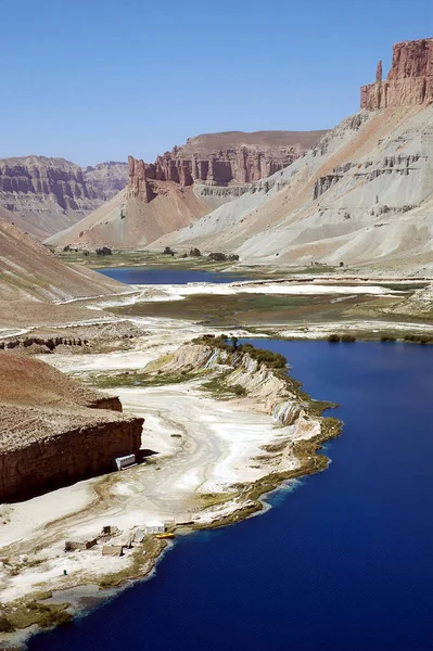 Merkez Afganistan 'da Bamyan (Bamiyan) yakınlarındaki Band-e Amir gölleri. Bando Amir Ulusal Parkı 'ndaki mavi göller travertin barajları tarafından oluşturulmuştur. Travertine duvarı, göl ve dağlar, Band e Amir, Afganistan