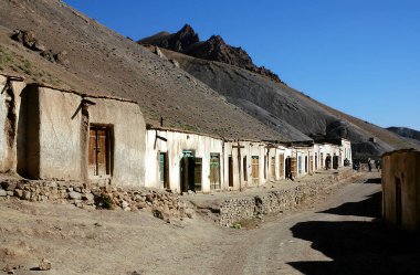Bamyan (Bamiyan) ilinin Syadara (Siyah Darah) ana caddesi, Afganistan. Orta Afganistan 'da bir köyde evleri olan kirli bir yol. Syadara dağlarda küçük, ücra bir Afgan kasabasıdır..