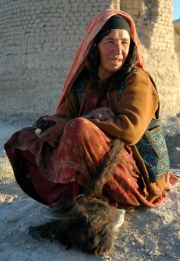 Ghor Eyaleti, Afganistan 'daki Dowlat Yar. Orta Afganistan 'ın Dowlatyar kasabası yakınlarında yaşlı bir kadının portresi. Geleneksel yüz dövmeleri var (yüzünde mavi mürekkep noktaları)).