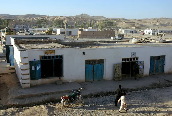 阿富汗古尔省的Chaghcharan 可以俯瞰阿富汗中部边远地区最大的城镇之一的Chaghcharan 在当地的生活场景中 人们在街上散步 — 图库照片