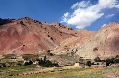 Afganistan 'ın Ghor Eyaleti' ndeki Chaghcharan ve Jam Minaresi arasında küçük bir köy: Orta Afganistan 'ın ücra bir köşesinde dağ manzaralı evleri olan bir çiftlik yerleşimi.