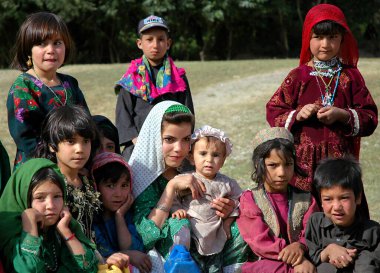 Afganistan 'ın Ghor Eyaleti' ndeki Chaghcharan ve Jam Minaresi arasında küçük bir köy. Orta Afganistan 'ın ücra bir köşesinde büyük bir grup çocuk fotoğraf için poz veriyor..