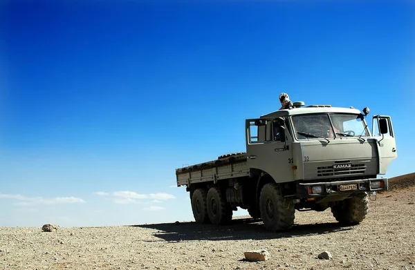 Afganistan 'ın Ghor ilindeki Chaghcharan ve Jam Minaresi arasındaki yol. Bir Kamaz kamyonu Orta Afganistan 'da, Chaghcharan yakınlarındaki bir dağ geçidinde toprak yolda duruyor..