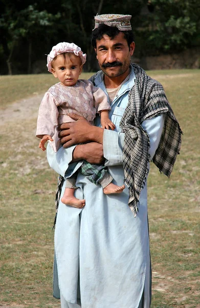 阿富汗古尔省Chaghcharan和Jam的Minaret之间的一个小村庄 一名留着大胡子的阿富汗男子在阿富汗中部偏远地区抱着一个婴儿 — 图库照片